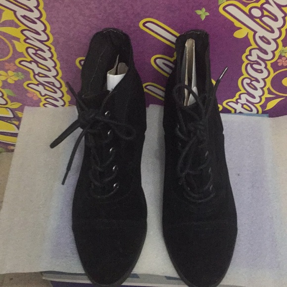 Nice faux suede booties - Picture 1 of 6